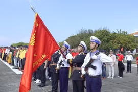 Des Vietnamiens d'outre-mer visitent Truong Sa et la plate-forme DK1