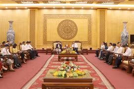 Un dirigeant de Ninh Binh accueille une délégation du magazine Alunmay du Laos