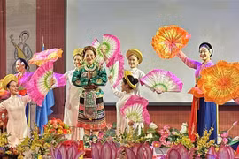 Chants et danses mettent en lumière la culture vietnamienne en France