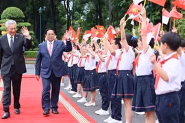 La cérémonie d'accueil du Premier ministre singapourien en visite officielle au Vietnam
