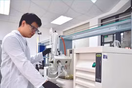 Dr. Truong Thanh Tùng : "Mes recherches visent une guérison totale du sida"