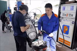 Le prix de l'essence en baisse de plus de 400 dongs le litre