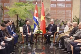 Vuong Dinh Huê rencontre le gén. Raúl Castro Ruz et le 1er secrétaire et président Miguel Díaz-Canel