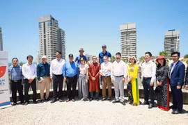 Installation d'une plaque commémorative pour les 30 ans de l'établissement des relations Vietnam-Israël