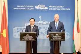 Le président de l'Assemblée nationale vietnamienne et son homologue bulgare rencontrent la presse