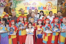 Fête de la mi-automne pour des enfants vietnamiens au Laos