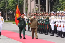 Le ministre cubain des Forces armées révolutionnaires en visite officielle au Vietnam