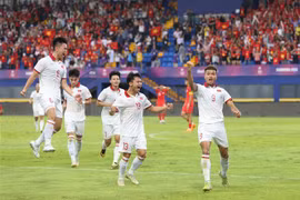 SEA Games 32: l'équipe masculine de football U22 du Vietnam occupe la première place du groupe B