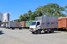 Bientôt un train transportant de marchandises de la gare de Song Than à la gare de Dong Dang 