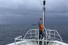 Un bateau de pêche en détresse remorqué vers l’île de Song Tu Tây