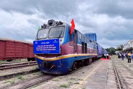 Un train multimodal international à Binh Duong s’ébranle vers la Chine