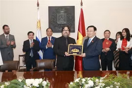 Le président de l’AN Vuong Dinh Hue rencontre le maire p.i de Montevideo