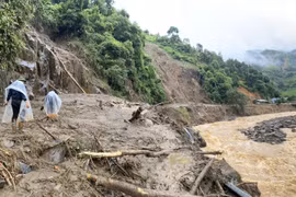 Le Laos continue de rechercher un chauffeur vietnamien disparu lors d’un glissement de terrain