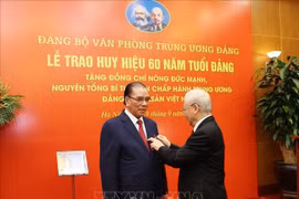L’ex-secrétaire général Nông Duc Manh décoré de l’Insigne des 60 ans d’appartenance au Parti