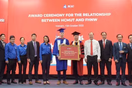 Remise de livres vietnamiens à une université suisse 
