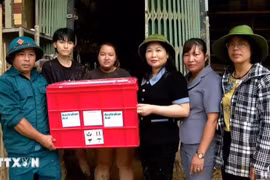 La vice-présidente du Comité populaire provincial de Yen Bai, Vu Thi Hien Hanh, remet des cadeaux de soutien du gouvernement australien à des sinistrés au quartier de Hong Ha, ville de Yen Bai, le 13 septembre. Photo : VNA
