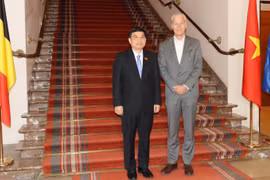 Nguyên Dac Vinh (gauche) et Andries Gryffroys, premier vice-président du Sénat belge. Photo : Huong Giang/VNA