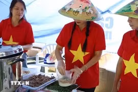 Préparer un bol de pho à la Journée du Pho vietnamien en Afrique du Sud. Photo : VNA