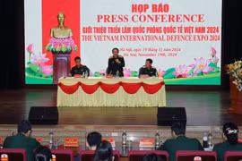Lors de la conférence de presse organisée dans la matinée du 19 novembre par le ministère de la Défense, à Hanoï.. Photo : Journal Tin Tuc/VNA