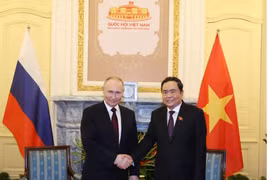 Le président de l'AN vietnamienne, Tran Thanh Man (à droite) et le président russe Poutine. Photo : VNA