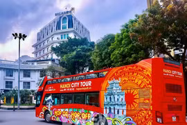 En 2024, Hanoï disposera de la ligne de bus touristique n°04 du centre-ville du lac Hoan Kiem au village de poterie de Bat Trang, dans sa banlieue. Photo : VNA