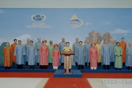 Le président Nguyen Minh Triet lit la Déclaration commune lors du 14e Sommet de l'APEC, tenu à Hanoï, le 19 novembre 2006. Photo : Xuan Tuan/VNA