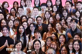 Le Premier ministre Pham Minh Chinh et des Vietnamiens de Chongqing. Photo : VNA