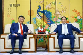 Le Premier ministre vietnamien Pham Minh Chinh (à droite) et le président de la China Railway Construction Corporation (CRCC), Dai He Gen. Photo ; VNA