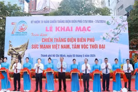 Lors de la cérémonie d'inauguration de l'exposition de photos sur la victoire de Dien Bien Phu. Photo : VNA