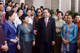 Le président de l'Assemblée nationale (AN), Tran Thanh Man, et des représentantes des Unions des femmes du Laos et du Cambodge, ainsi que des femmes d'affaires de ces deux pays. Photo : VNA