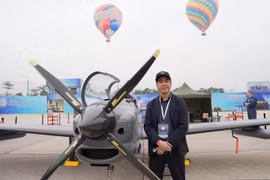 Nguyen Hoai Nam, l'un des pères fondateurs du projet TP-150, à côté de l'avion. Photo : sggp.org.vn 