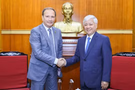 Dô Van Chiên (droite) et Alexandre Shkolnik. Photo : VNA