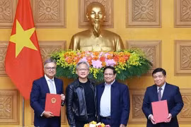 Le Premier ministre Pham Minh Chinh (2e de droite à gauche) et le président-directeur général de NVIDIA Jensen Huang (2e de gauche à droite) lors de la cérémonie de signature d'un accord de coopération entre le gouvernement vietnamien et le géant américain des puces électroniques sur la création d'un centre de recherche et développement en intelligence artificielle (IA) et d'un centre de données IA au Vietnam. Phot : VNA