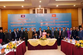 Des représentants de la province vietnamienne de Quang Binh et de celle lao de Savannakhet se sont rencontrés le 5 décembre pour discuter et signer un mémorandum de coopération sur la protection des frontières pour 2025. Photo: VNA