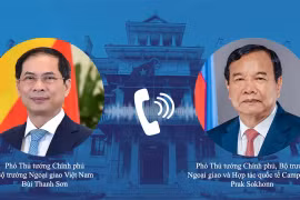 Le vice-Premier ministre et ministre vietnamien des Affaires étrangères Bui Thanh Son (gauche) a eu le 12 décembre une conversation téléphonique avec le vice-Premier ministre cambodgien et ministre des Affaires étrangères et de la Coopération internationale Prak Sokhonn. Photo : VNA