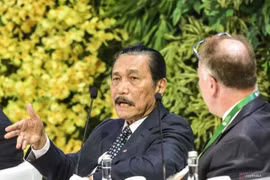 Le ministre indonésien de la Coordination des affaires maritimes et de l'investissement, Luhut Binsar Pandjaitan (gauche), s'exprime lors de la première séance de dialogue du Forum international sur le développement durable (ISF) 2024, à Jakarta, le 5 septembre 2024. Photo : en.antaranews.com