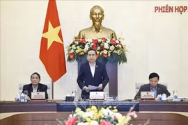 Le président de l’AN Tran Thanh Man (debout) à l’ouverture de la réunion. Photo : VNA