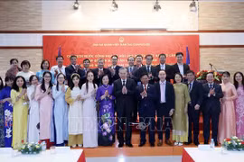 Le président To Lam a rendu visite, samedi après-midi, 13 juillet, à l'ambassade du Vietnam au Cambodge. Photo ; VNA