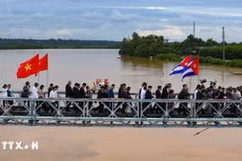 Une délégation cubaine visite le pont Hien Luong sur le site de reliques nationales spéciales des rives Hien Luong - Ben Hai dans la province de Quang Tri en septembre 2023. Le pont symbolise historiquement la division du Vietnam et le désir de réunification nationale pendant la guerre. Photo : VNA