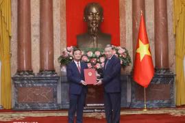 Le secrétaire général du Parti communiste du Vietnam et président de la République To Lam (à droite) a remis une décision sur la nomination de Nguyen Minh Tam, chef adjoint de la Commission centrale des relations extérieures du Parti, en tant qu'ambassadeur du Vietnam au Laos.Photo : VNA