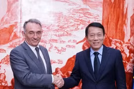 Le ministre de la Sécurité publique Luong Tam Quang (droite) et le secrétaire général du Parti communiste d'Espagne, Enrique Fernando Santiago Romero. Photo: VNA