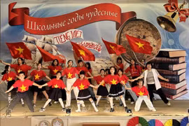 Un numéro artistique interprété à la journée de la langue vietnamienne dans la ville russe d'Oulianovsk. Photo : VNA