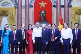 Le secrétaire général du Parti communiste du Vietnam (PCV) et président vietnamien, To Lam (5e à partir de la gauche), et d'anciens cadres ayant servi le Président Ho Chi Minh pendant les années qu'il vivait et travaillait au Palais présidentiel à Hanoï, de 1954 à 1969. Photo : VNA