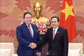 Le président de l'Assemblée nationale, Tran Thanh Man (droite), et l'ambassadeur des États-Unis au Vietnam, Marc Evans Knapper. Photo : VNA