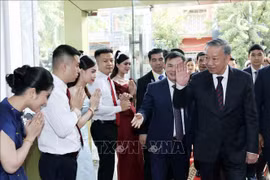 Le président To Lam visite l'entreprise de télécommunications Metfone au Cambodge. Photo : VNA
