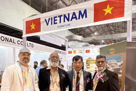 Des produits en bois et d’ameublement présentés à une exposition en Inde