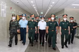 Covid-19 : un vice-Premier ministre se rend à l’Hôpital de médecine militaire 175 à HCM-V