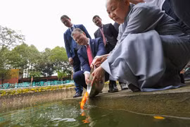 La fête des Tao Quân: L'ambassadeur des Etats-Unis au Vietnam relâche les carpes à Hanoi