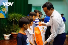 Le vice-Premier ministre Trân Luu Quang rend visite aux enfants démunis de Thu Duc