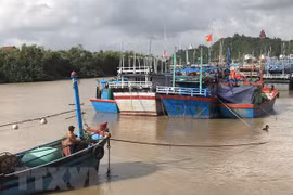 Inondations au Centre : Hanoï et Quang Ngai au chevet des sinistrés